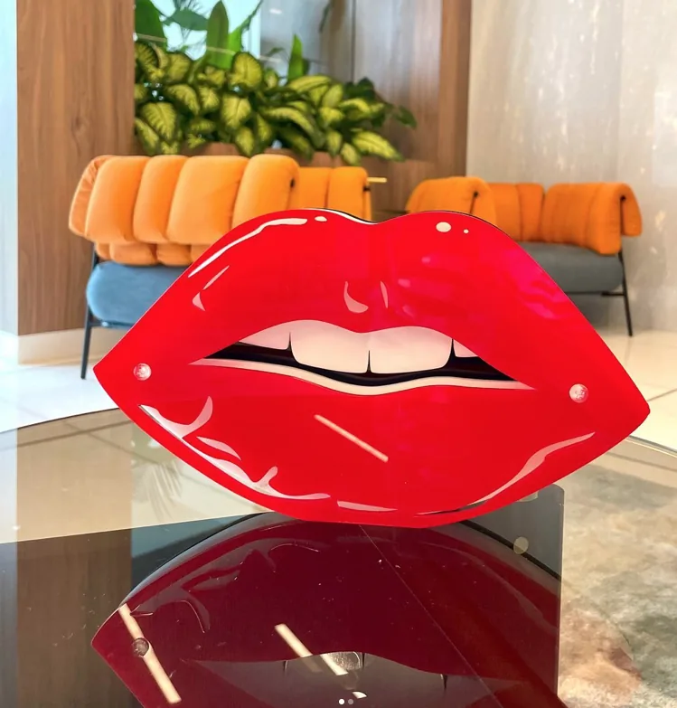Arte de labios en acrílico
