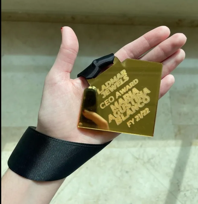 Medalla grabada en láser
